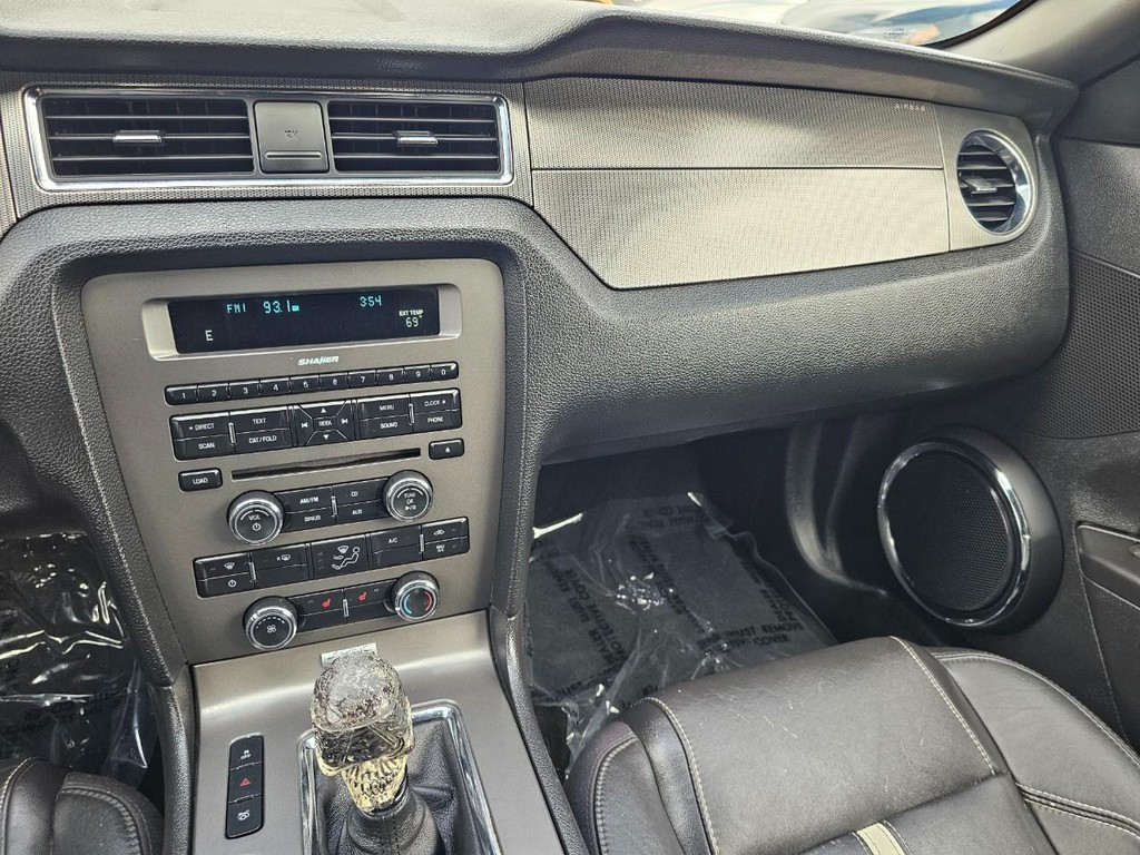 Ford Mustang Vehicle Full-screen Gallery Image 23