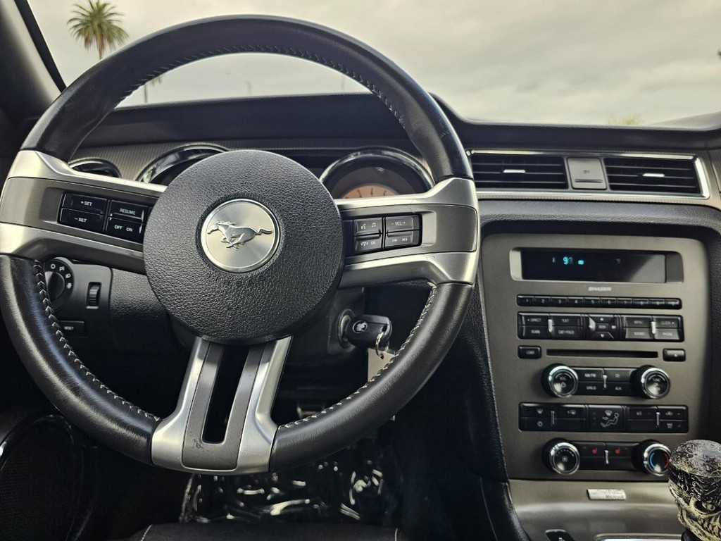 Ford Mustang Vehicle Full-screen Gallery Image 25