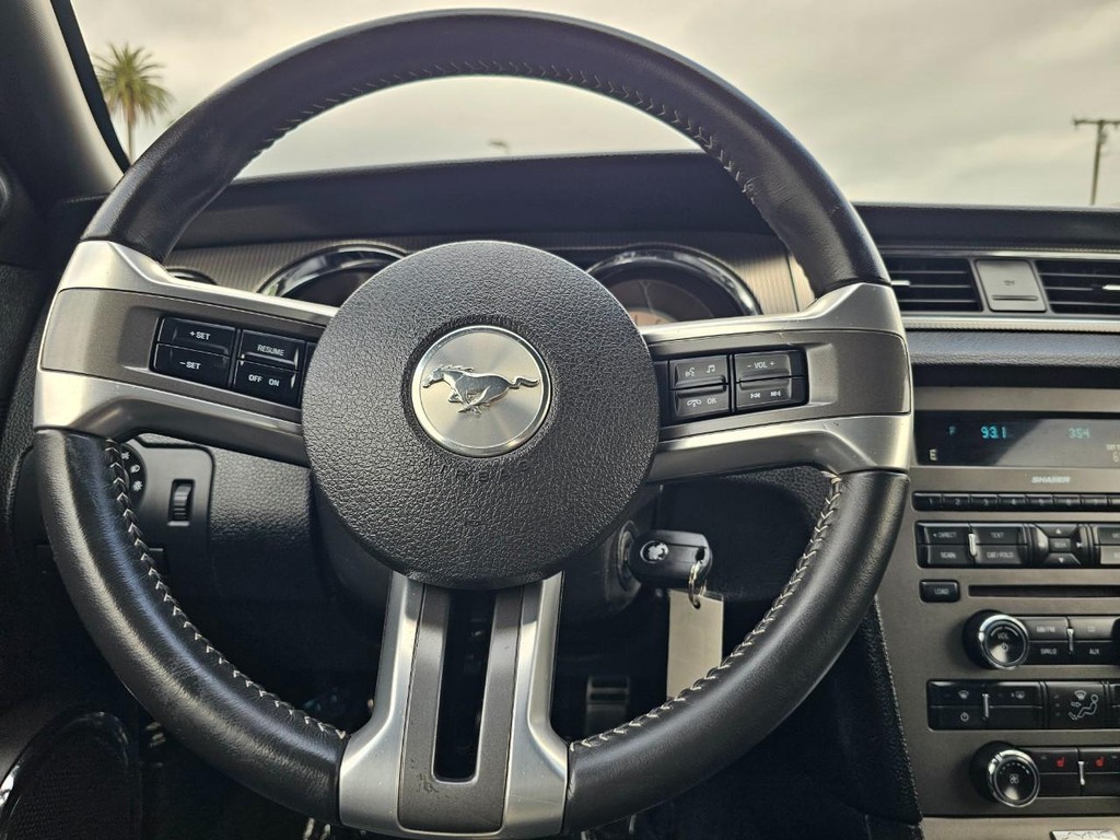 Ford Mustang Vehicle Full-screen Gallery Image 26