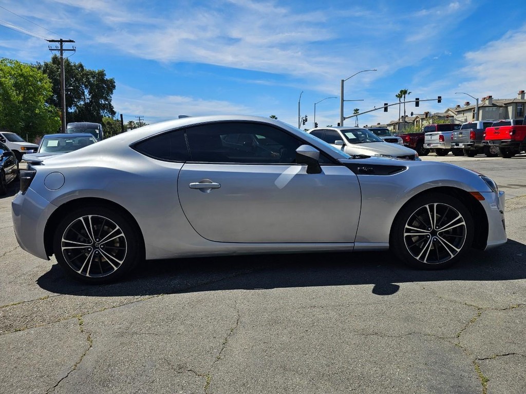 Scion FR-S Vehicle Full-screen Gallery Image 7