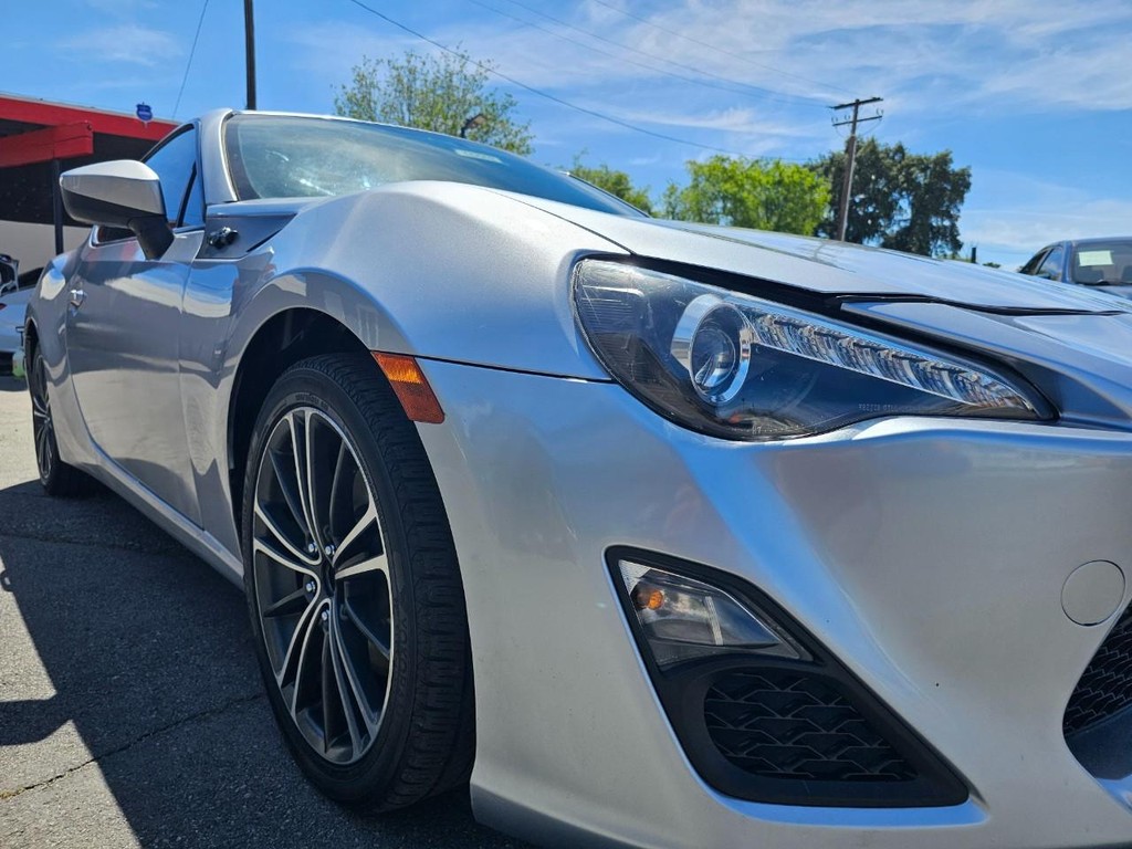 Scion FR-S Vehicle Full-screen Gallery Image 10