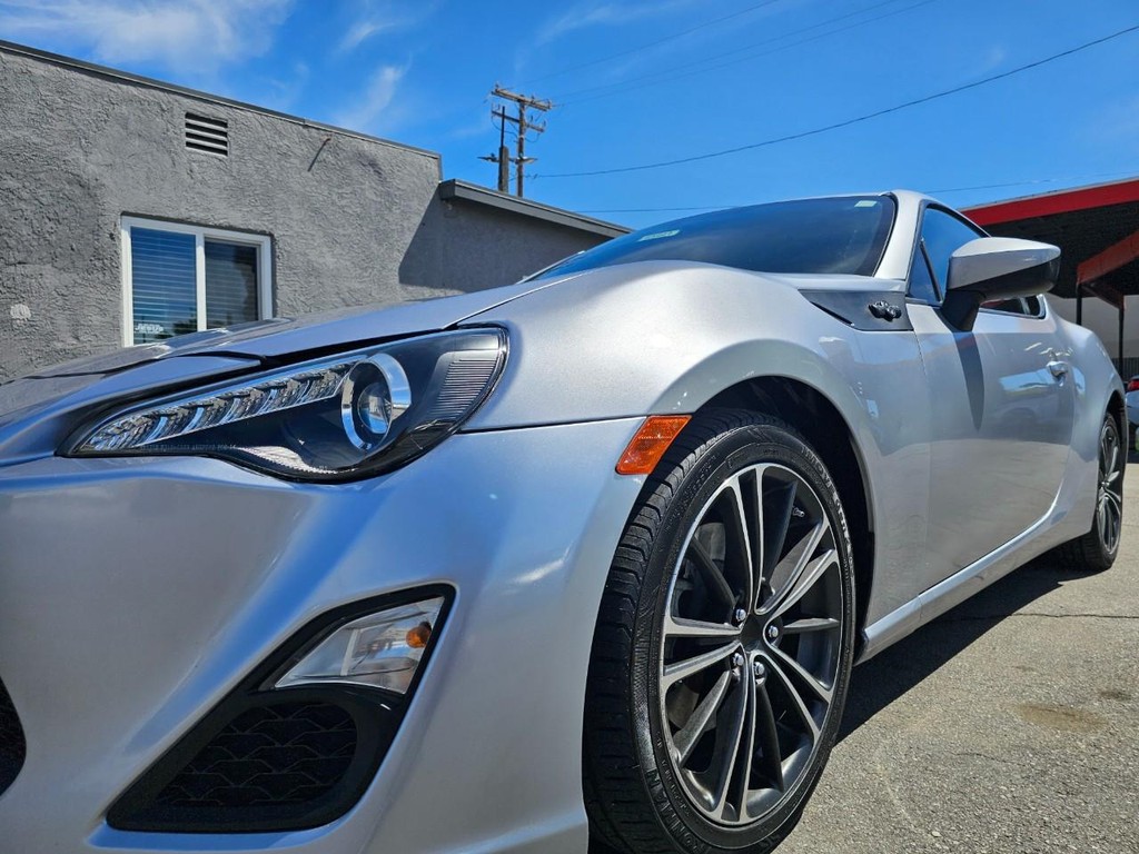 Scion FR-S Vehicle Full-screen Gallery Image 11