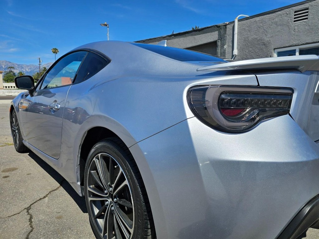 Scion FR-S Vehicle Full-screen Gallery Image 12