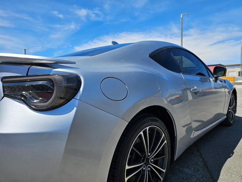 Scion FR-S Vehicle Full-screen Gallery Image 13