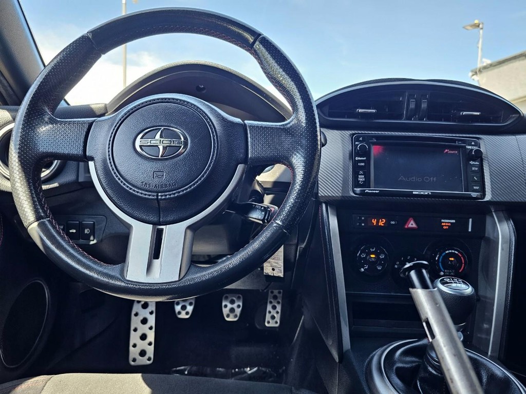 Scion FR-S Vehicle Full-screen Gallery Image 22