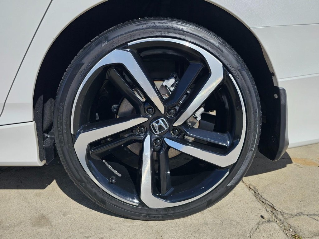 Honda Accord Sedan Vehicle Full-screen Gallery Image 15