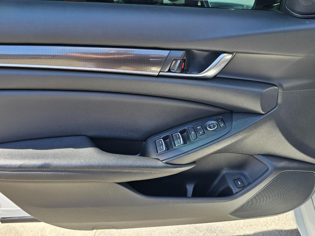 Honda Accord Sedan Vehicle Full-screen Gallery Image 16