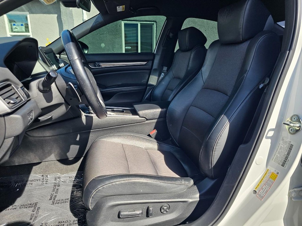 Honda Accord Sedan Vehicle Full-screen Gallery Image 17