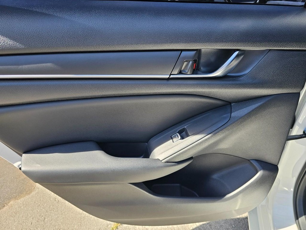 Honda Accord Sedan Vehicle Full-screen Gallery Image 25