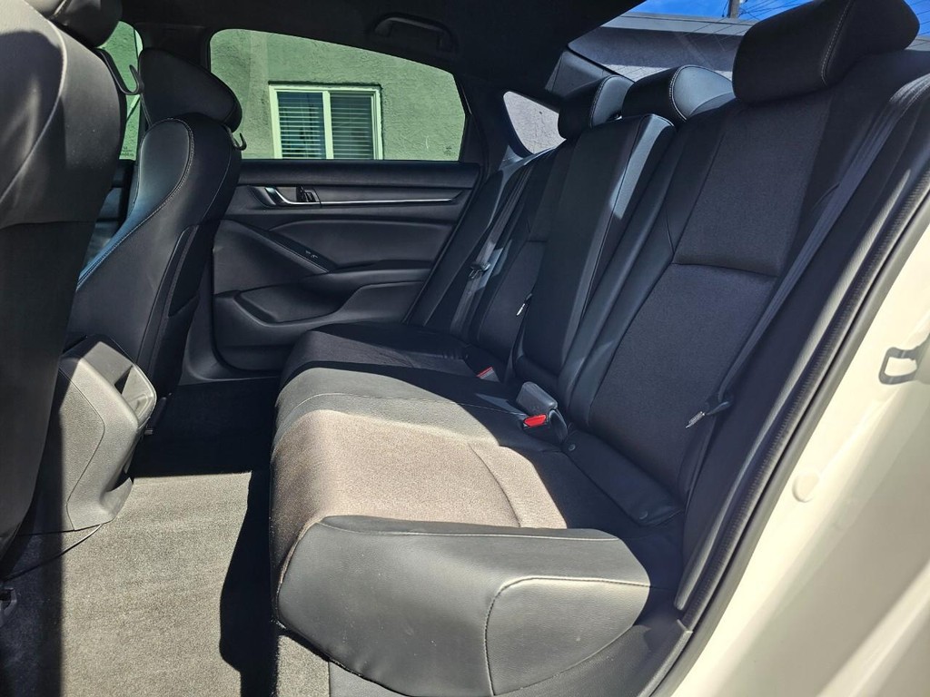 Honda Accord Sedan Vehicle Full-screen Gallery Image 26