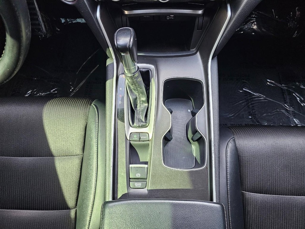 Honda Accord Sedan Vehicle Full-screen Gallery Image 32