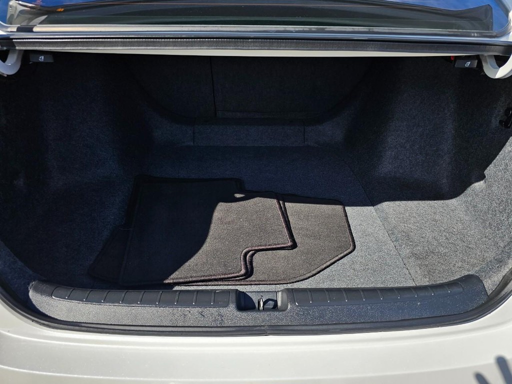 Honda Accord Sedan Vehicle Full-screen Gallery Image 34