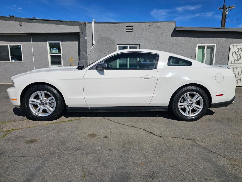 Ford Mustang Vehicle Full-screen Gallery Image 2