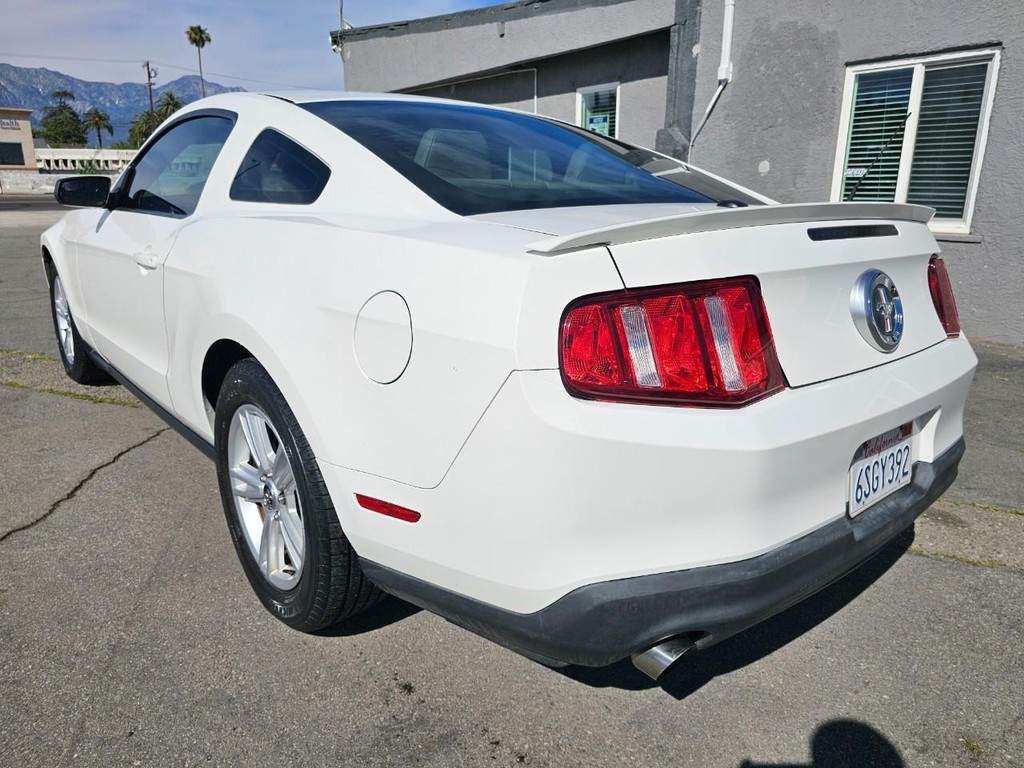 Ford Mustang Vehicle Full-screen Gallery Image 3