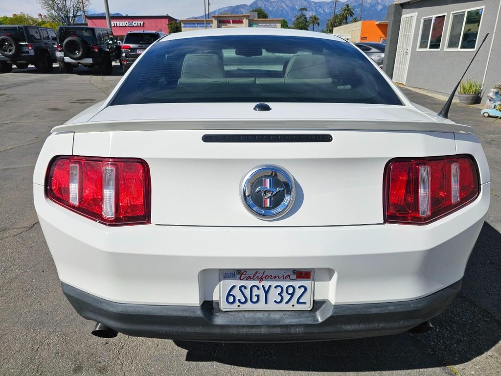 Ford Mustang Vehicle Full-screen Gallery Image 4