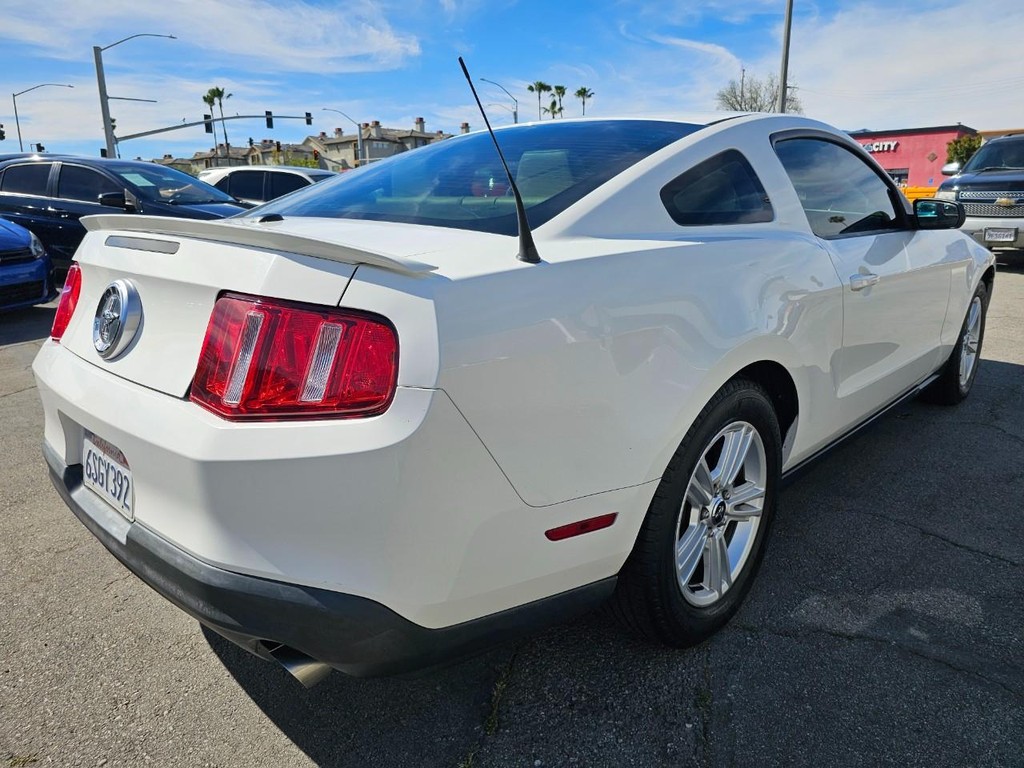 Ford Mustang Vehicle Full-screen Gallery Image 5