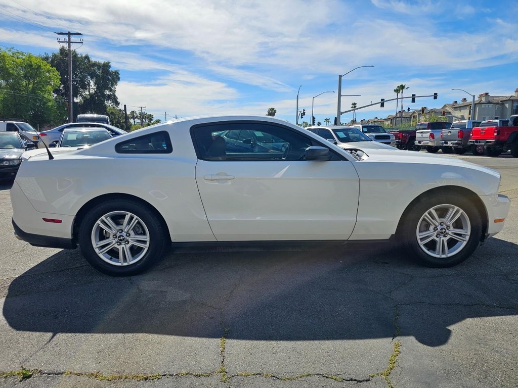 Ford Mustang Vehicle Full-screen Gallery Image 6