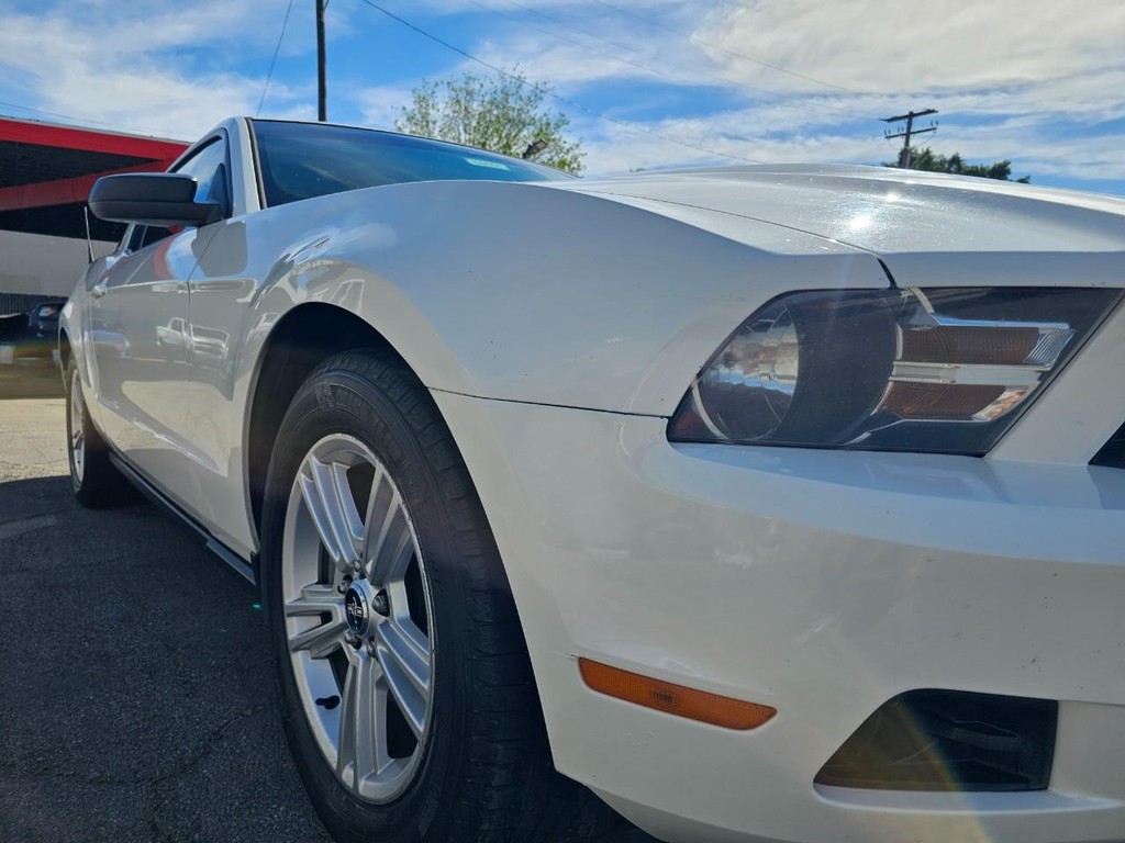 Ford Mustang Vehicle Full-screen Gallery Image 9