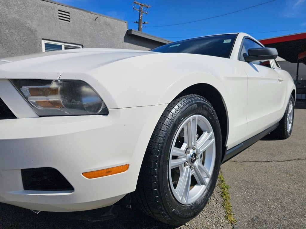 Ford Mustang Vehicle Full-screen Gallery Image 10