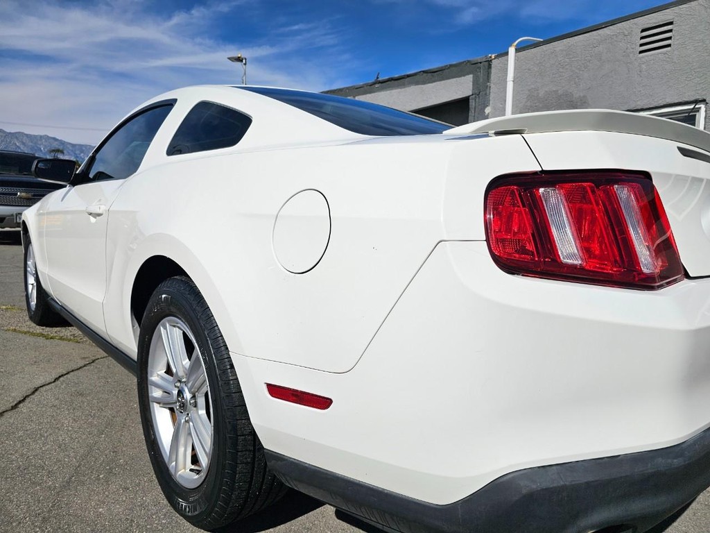 Ford Mustang Vehicle Full-screen Gallery Image 11