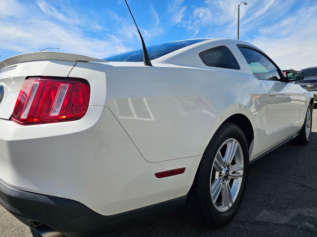 Ford Mustang Vehicle Full-screen Gallery Image 12