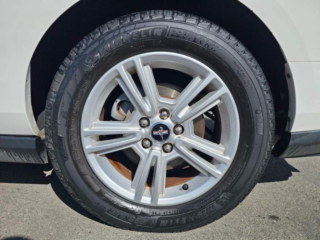 Ford Mustang Vehicle Full-screen Gallery Image 13