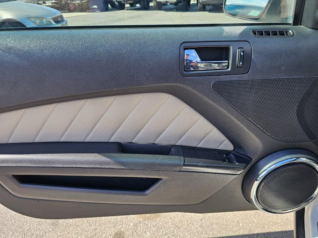 Ford Mustang Vehicle Full-screen Gallery Image 14