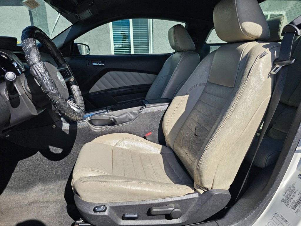 Ford Mustang Vehicle Full-screen Gallery Image 15