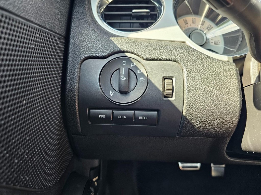 Ford Mustang Vehicle Full-screen Gallery Image 16