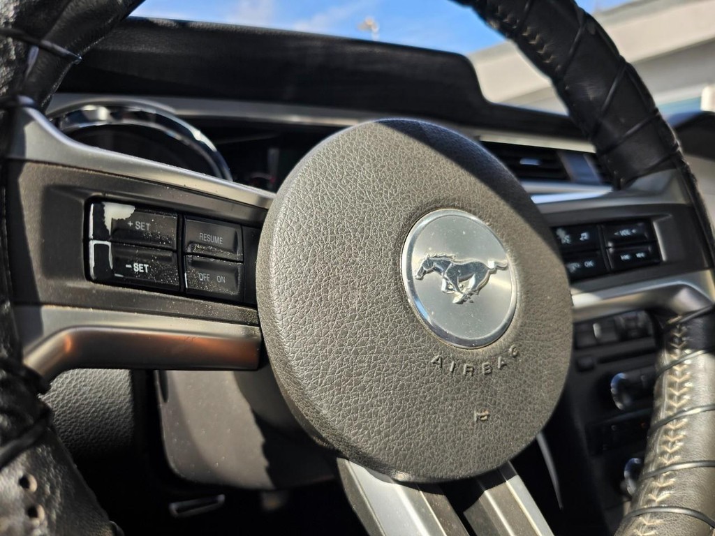 Ford Mustang Vehicle Full-screen Gallery Image 17