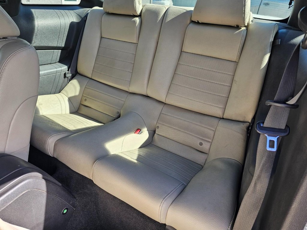 Ford Mustang Vehicle Full-screen Gallery Image 21