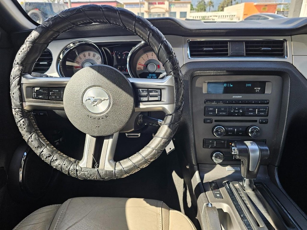 Ford Mustang Vehicle Full-screen Gallery Image 23