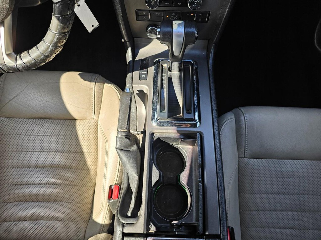 Ford Mustang Vehicle Full-screen Gallery Image 27