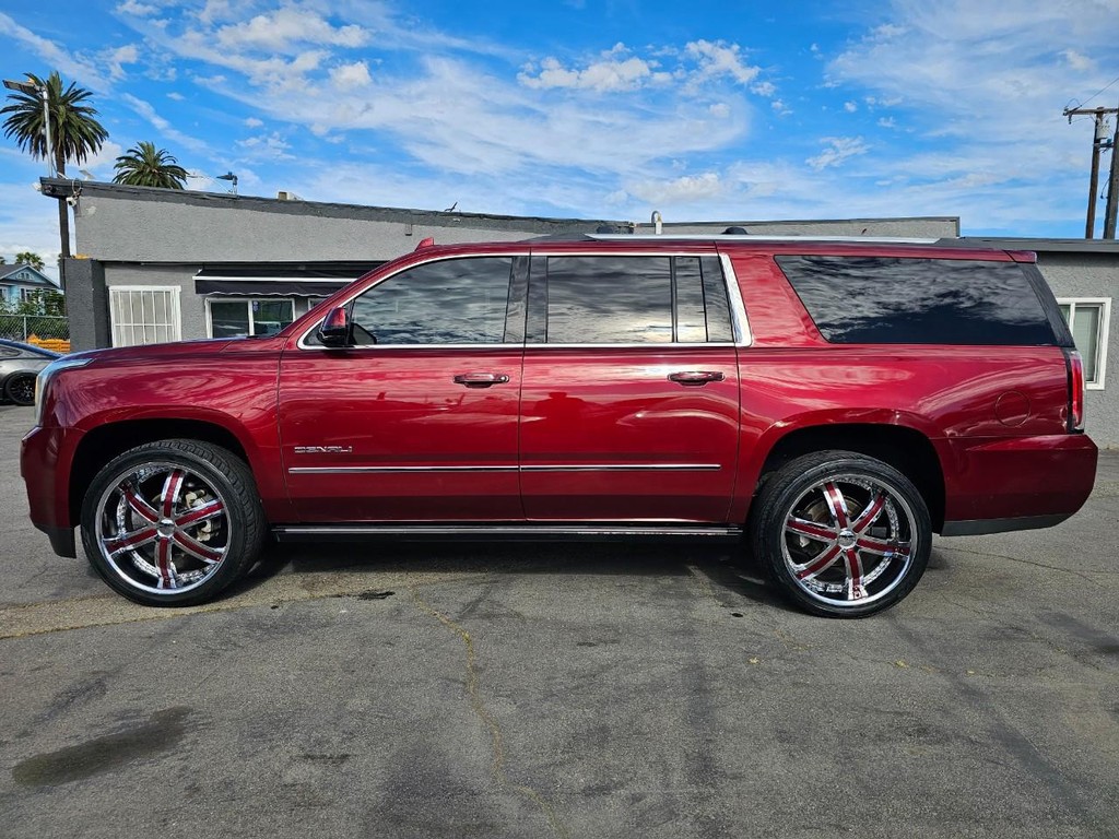 GMC Yukon XL Vehicle Full-screen Gallery Image 3