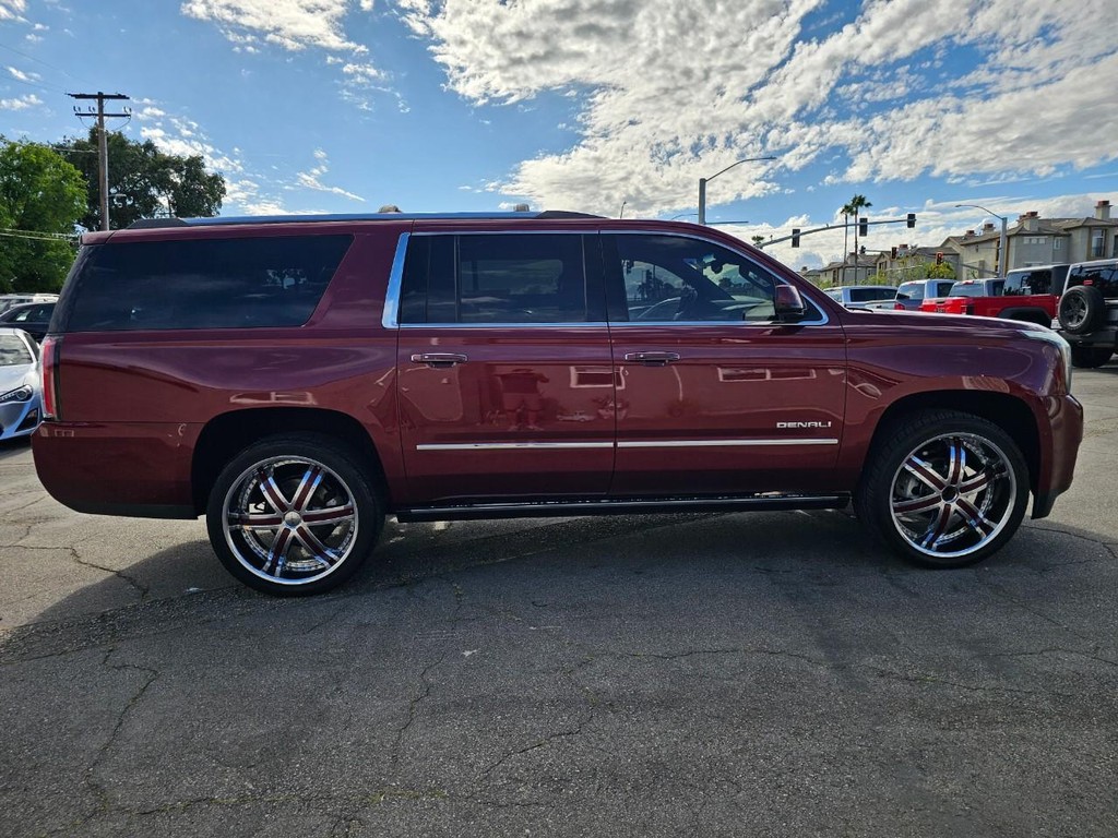 GMC Yukon XL Vehicle Full-screen Gallery Image 7