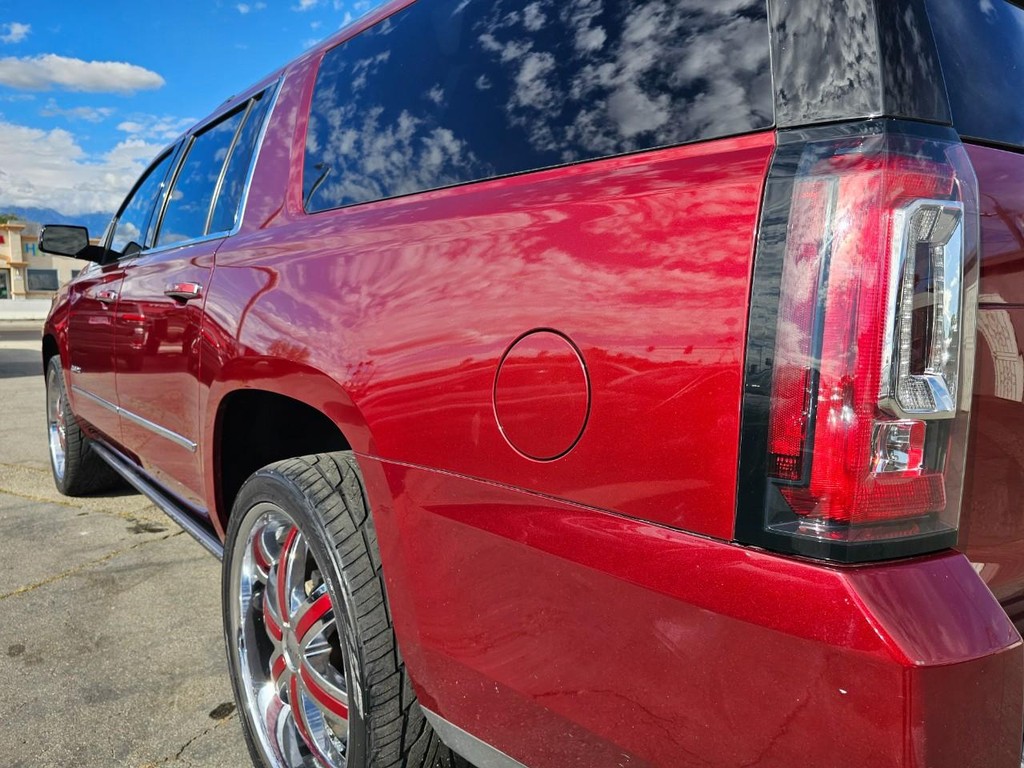 GMC Yukon XL Vehicle Full-screen Gallery Image 12