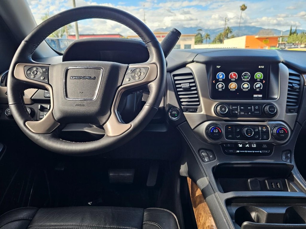 GMC Yukon XL Vehicle Full-screen Gallery Image 32