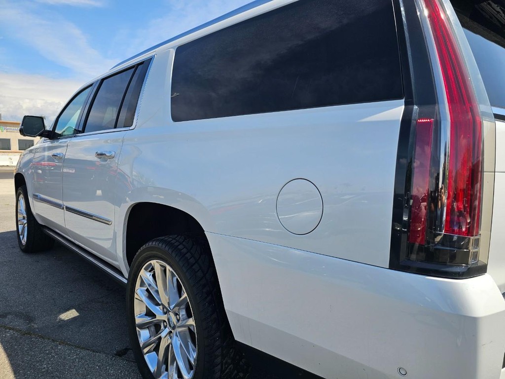 Cadillac Escalade ESV Vehicle Full-screen Gallery Image 12