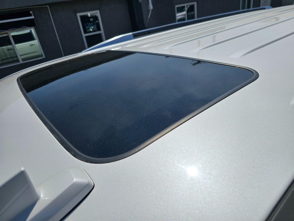 Cadillac Escalade ESV Vehicle Full-screen Gallery Image 15