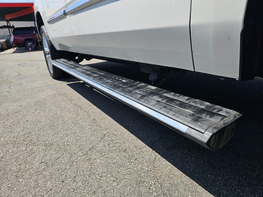 Cadillac Escalade ESV Vehicle Full-screen Gallery Image 17