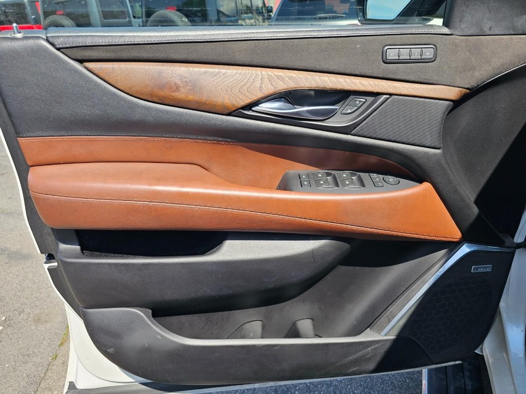 Cadillac Escalade ESV Vehicle Full-screen Gallery Image 18