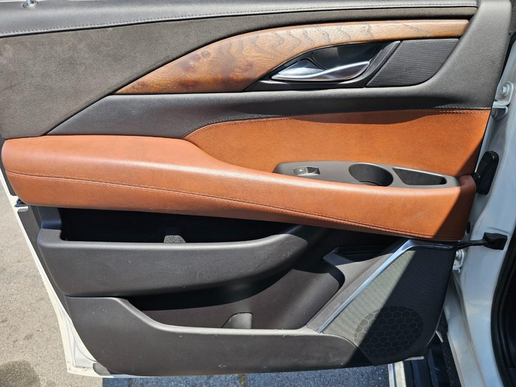 Cadillac Escalade ESV Vehicle Full-screen Gallery Image 26