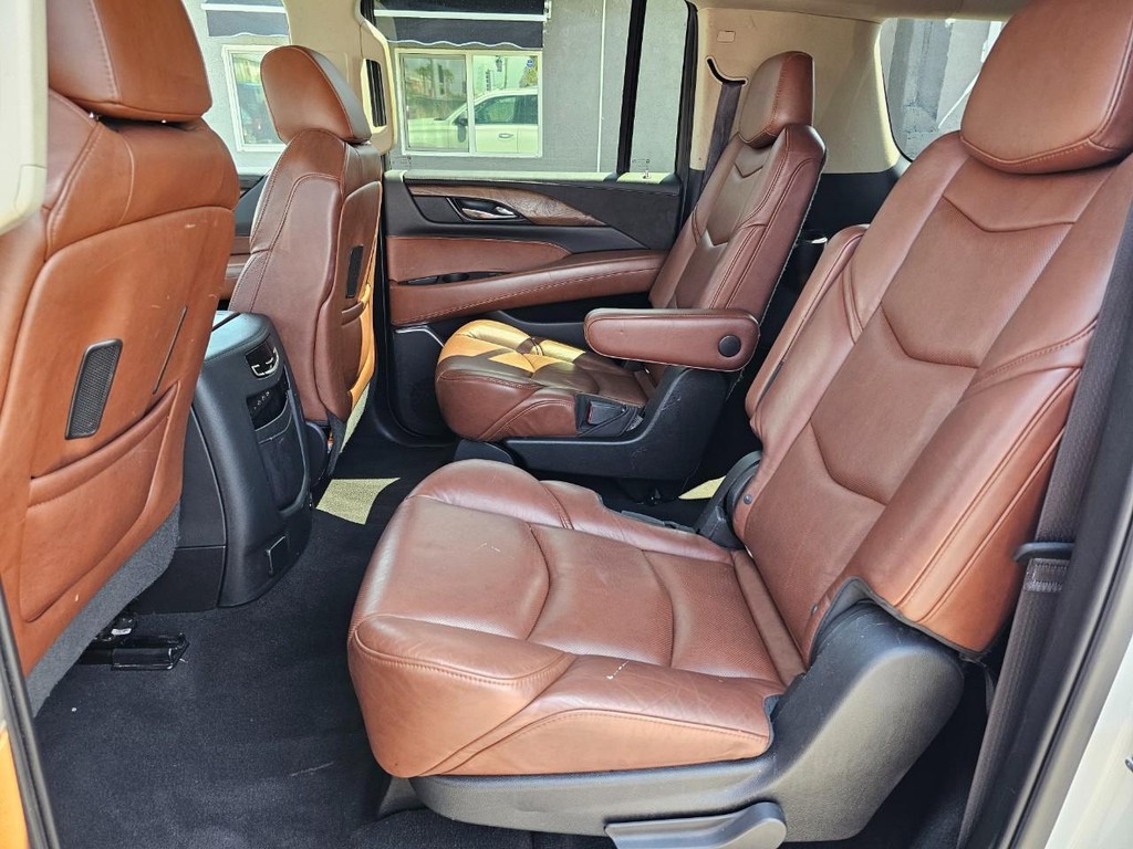 Cadillac Escalade ESV Vehicle Full-screen Gallery Image 27