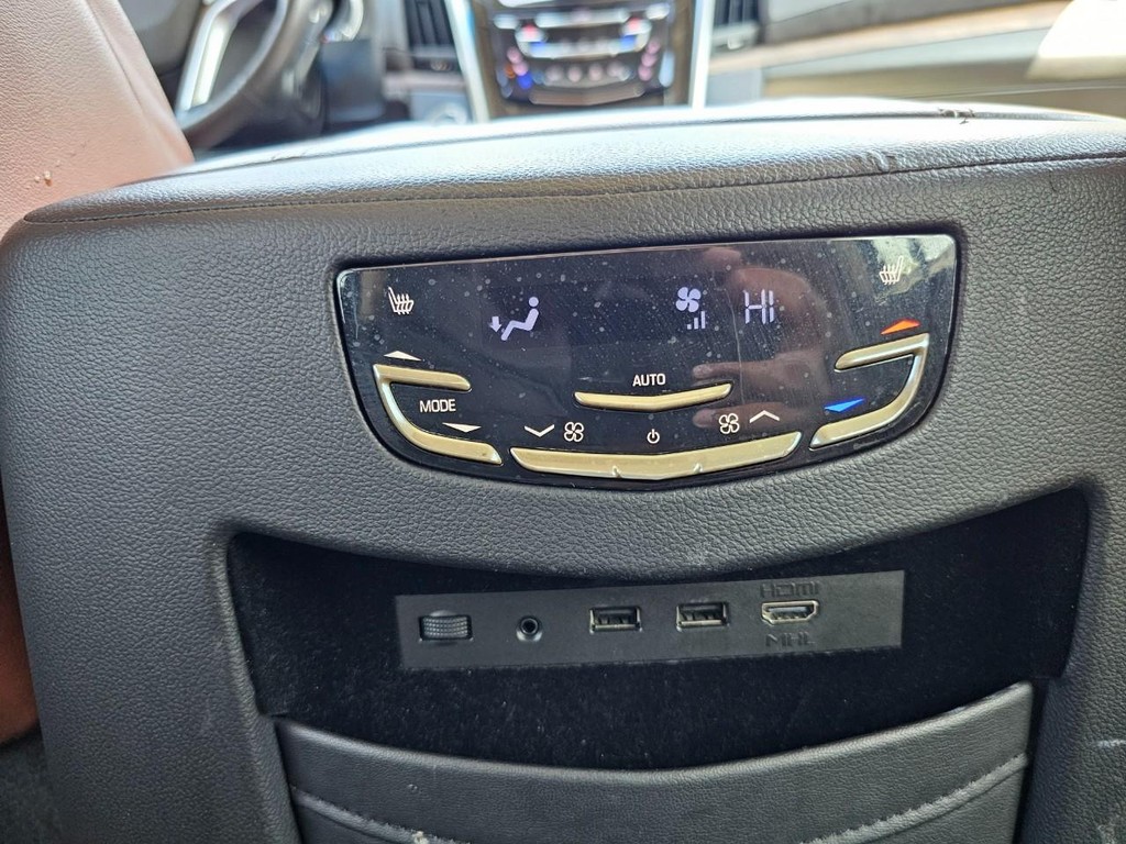 Cadillac Escalade ESV Vehicle Full-screen Gallery Image 29