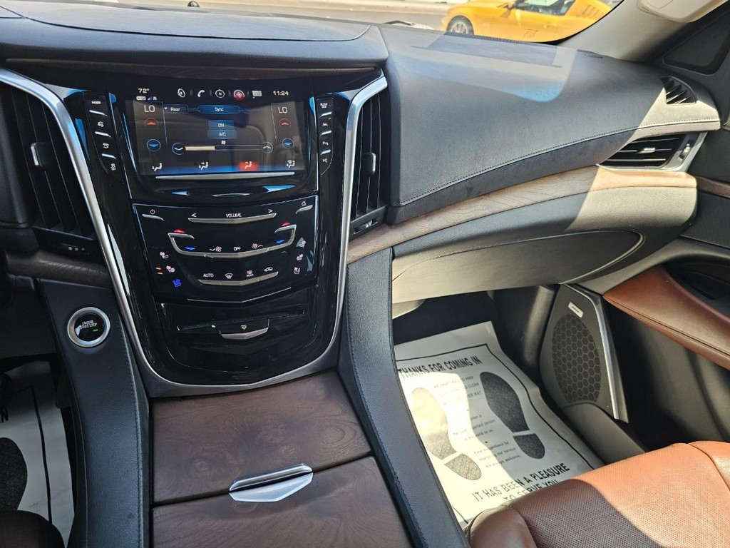 Cadillac Escalade ESV Vehicle Full-screen Gallery Image 34
