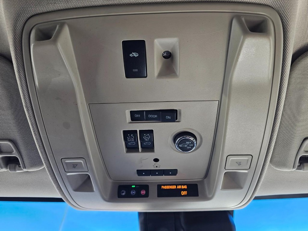 Cadillac Escalade ESV Vehicle Full-screen Gallery Image 37