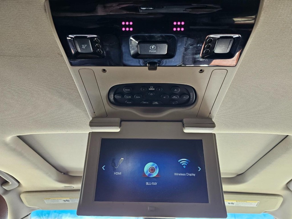 Cadillac Escalade ESV Vehicle Full-screen Gallery Image 38