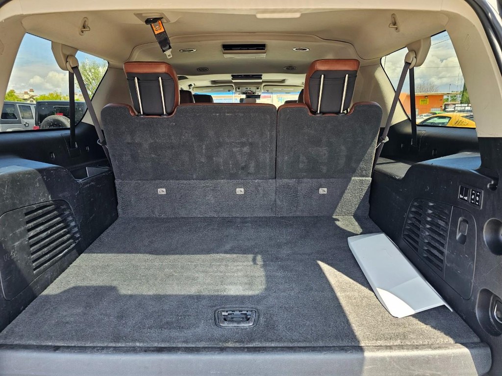 Cadillac Escalade ESV Vehicle Full-screen Gallery Image 40