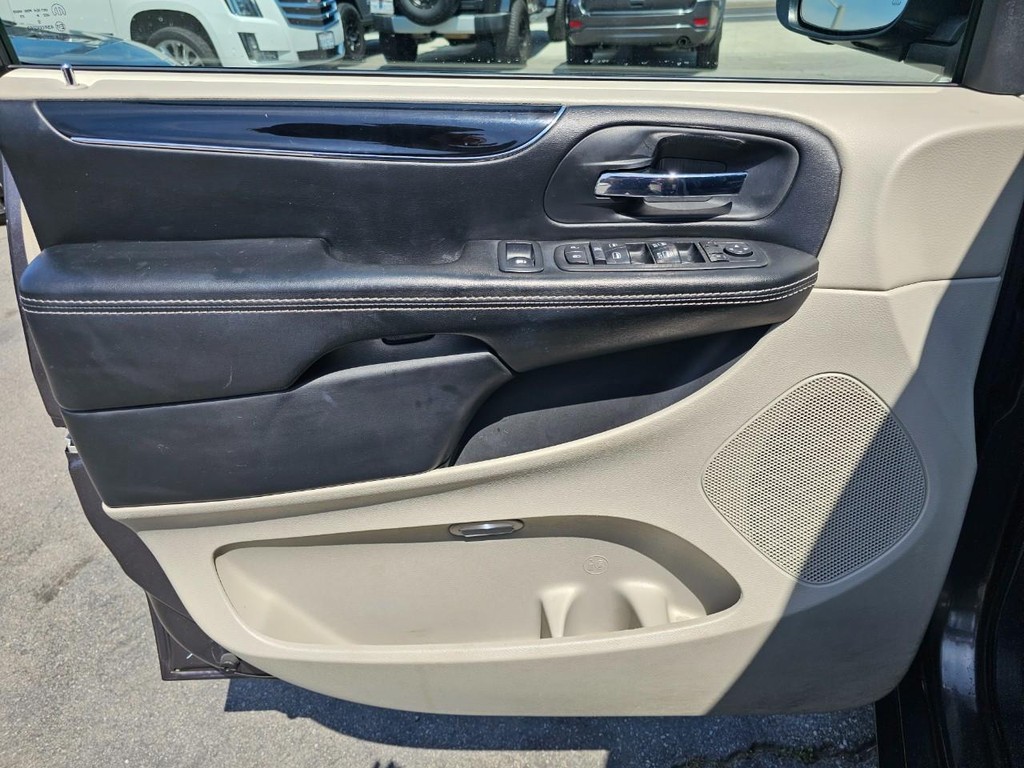 Dodge Grand Caravan Vehicle Full-screen Gallery Image 15