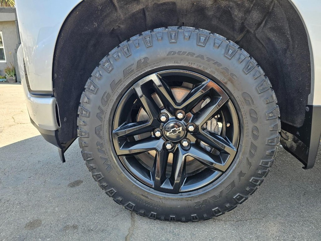 Chevrolet Silverado 1500 Vehicle Full-screen Gallery Image 15